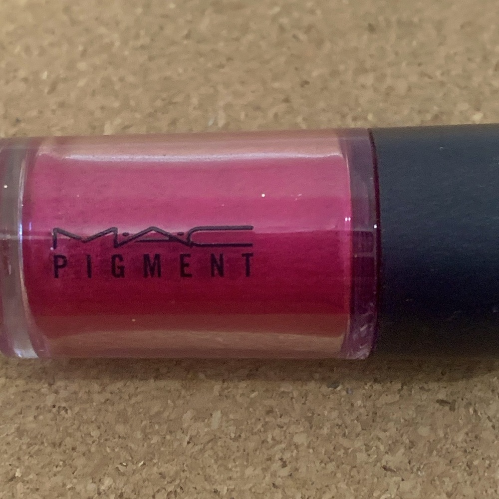 MAC Cosmetics Pigment- Red